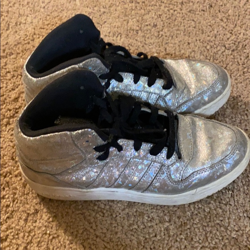 This shoes is too younger for me